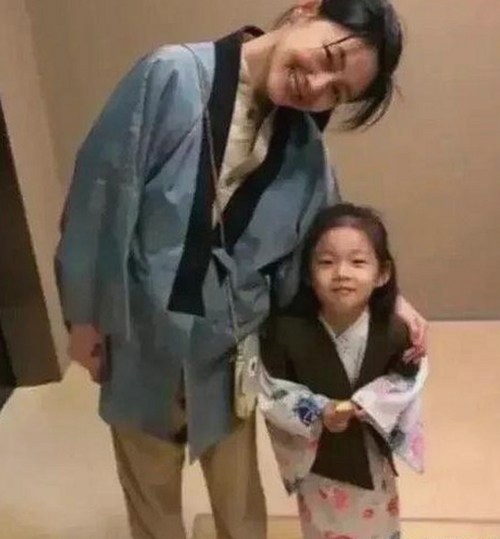 娱乐圈吃瓜四人组微博活跃引关注，揭秘明星幕后故事风波不断