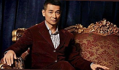 揭秘娱乐圈吃瓜主播背后的故事，直播间热议持续升温